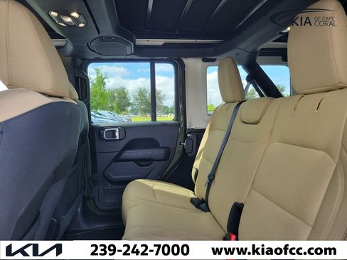 Used 2021 Jeep Wrangler Unlimited Sahara w/ LED Lighting Group AWD/4WD image 10