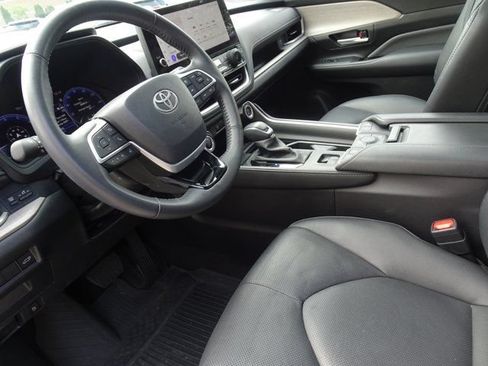 Used 2024 Toyota Grand Highlander AWD image 13