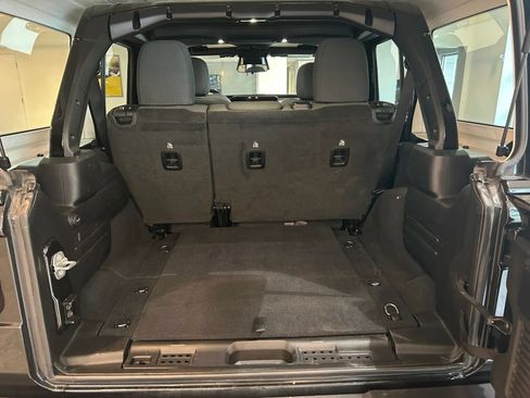 Used 2025 Jeep Wrangler Unlimited Sahara AWD/4WD image 31