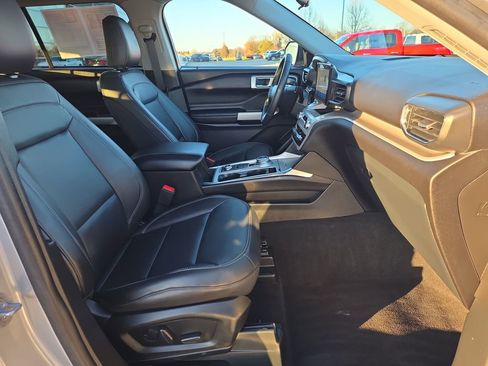 Used 2023 Ford Explorer XLT w/ Equipment Group 202A image 17