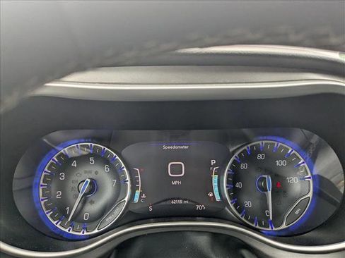 Used 2024 Chrysler Pacifica Touring-L FWD image 11