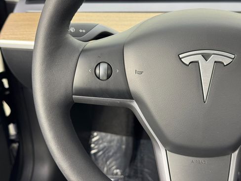 Used 2023 Tesla Model 3 Standard Range image 19