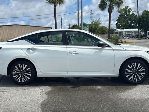 Used 2025 Nissan Altima 2.5 SV FWD image 6