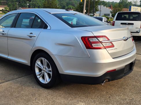 Used 2015 Ford Taurus SEL image 3