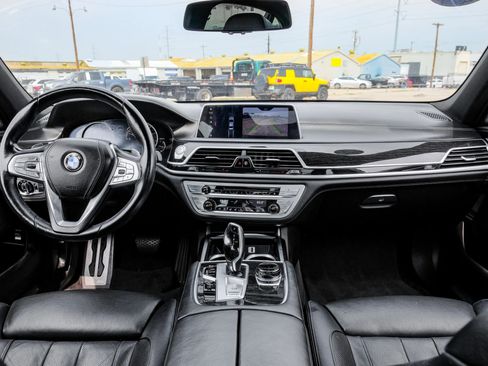 Used 2018 BMW 740i image 21