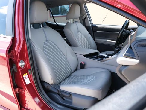 Used 2018 Toyota Camry SE FWD image 11