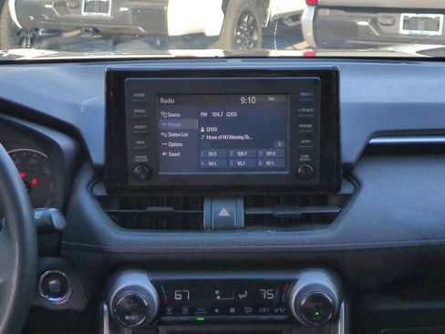Used 2019 Toyota RAV4 XLE AWD/4WD image 17