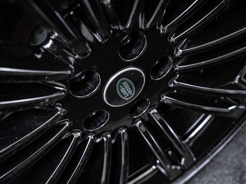 Used 2025 Land Rover Range Rover SE AWD/4WD image 8