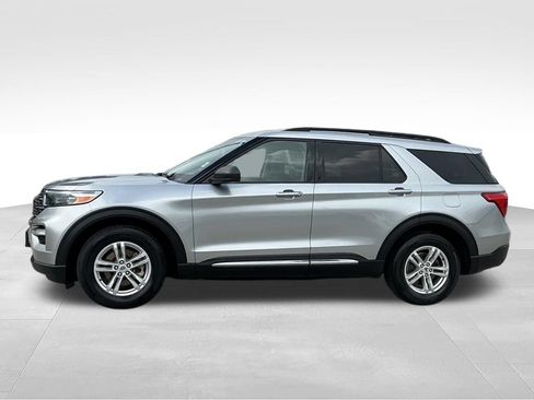 Used 2023 Ford Explorer XLT w/ Equipment Group 202A RWD image 3