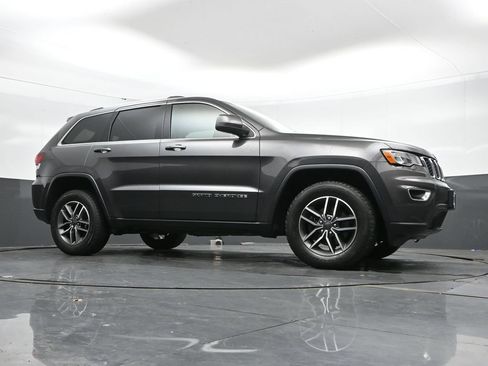 Used 2020 Jeep Grand Cherokee Laredo w/ 18" Wheel & 8.4" Radio Group AWD/4WD image 42