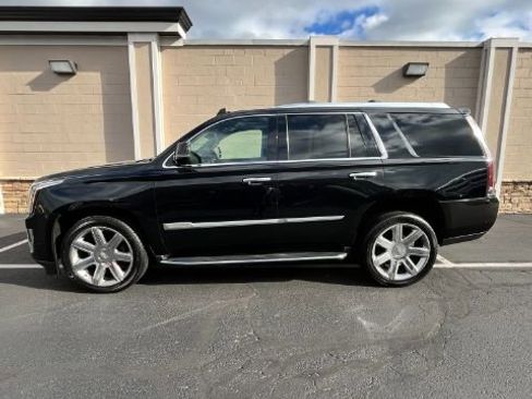 Used 2018 Cadillac Escalade Luxury image 2