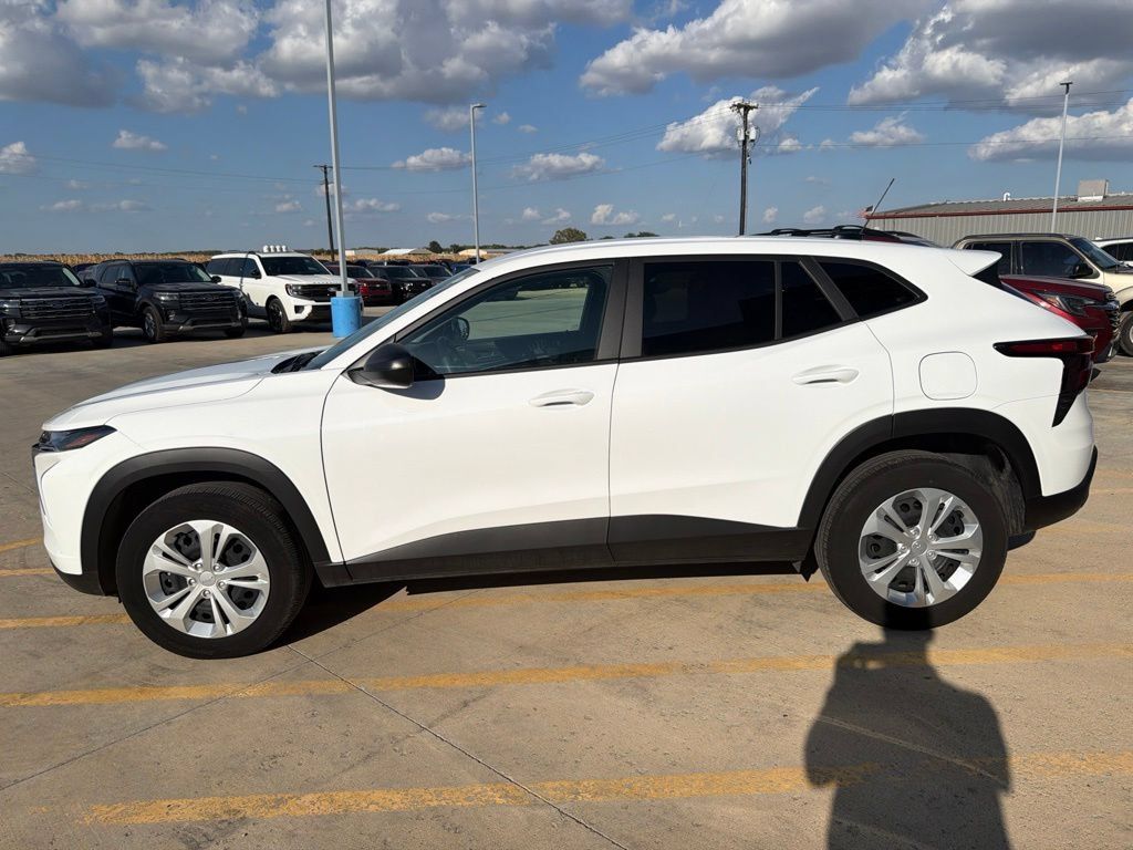 Used 2026 Chevrolet Trax LS FWD image 4