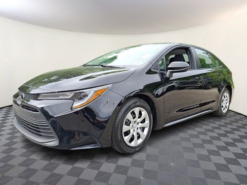 Used 2024 Toyota Corolla LE FWD image 3