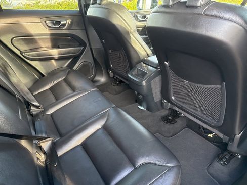 Used 2023 Volvo XC60 B5 Plus image 23