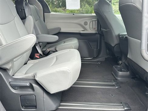 Used 2024 Toyota Sienna XLE image 16