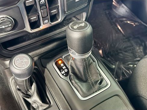 Used 2025 Jeep Wrangler Unlimited Sahara AWD/4WD image 18