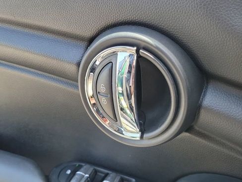 Used 2017 MINI Cooper 4-Door Hardtop FWD image 16