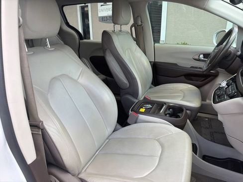 Used 2018 Chrysler Pacifica Touring-L FWD image 12