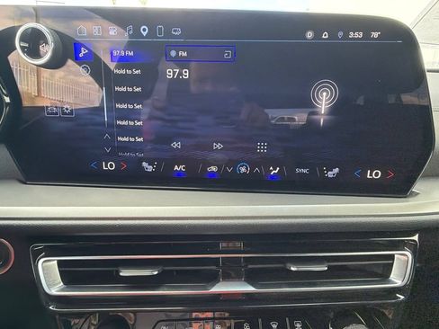 Used 2025 Chevrolet Traverse LT FWD image 17