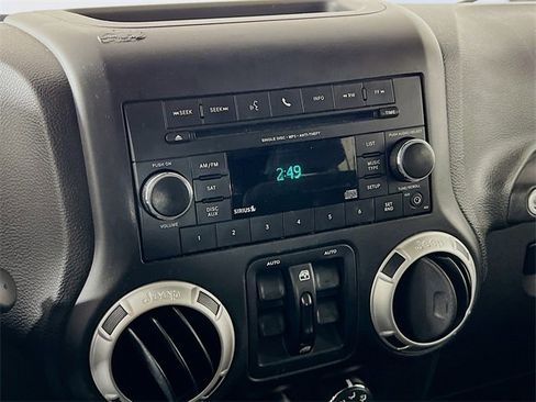 Used 2017 Jeep Wrangler Unlimited Sahara w/ Connectivity Group image 16