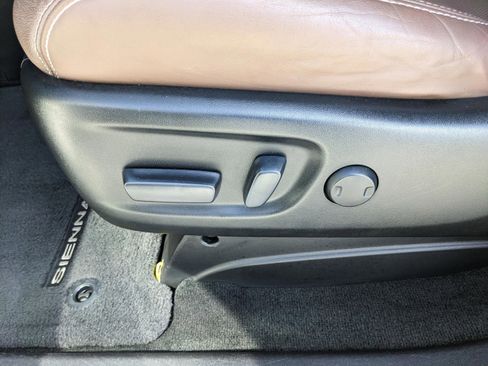 Used 2017 Toyota Sienna Limited image 27