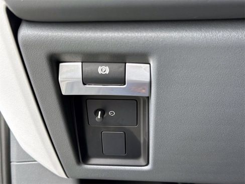 New 2026 Land Rover Defender 110 X-Dynamic SE image 34