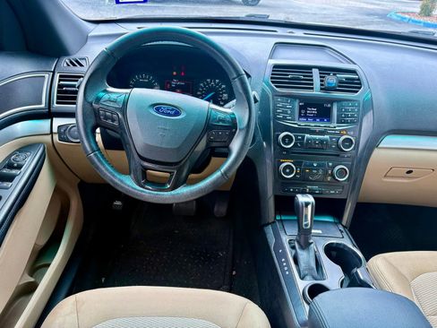 Used 2017 Ford Explorer XLT FWD image 10