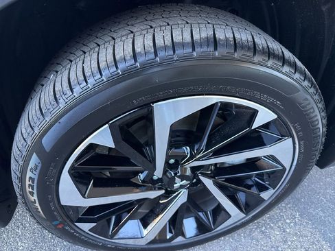 New 2025 Mitsubishi Outlander SE image 13