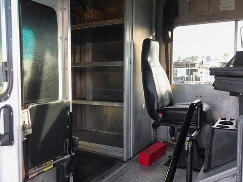 Used 2017 Ford E-350 and Econoline 350 Super Duty image 28