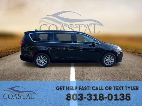 Used 2024 Chrysler Pacifica Touring-L FWD image 4