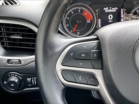 Used 2019 Jeep Cherokee Latitude Plus image 24