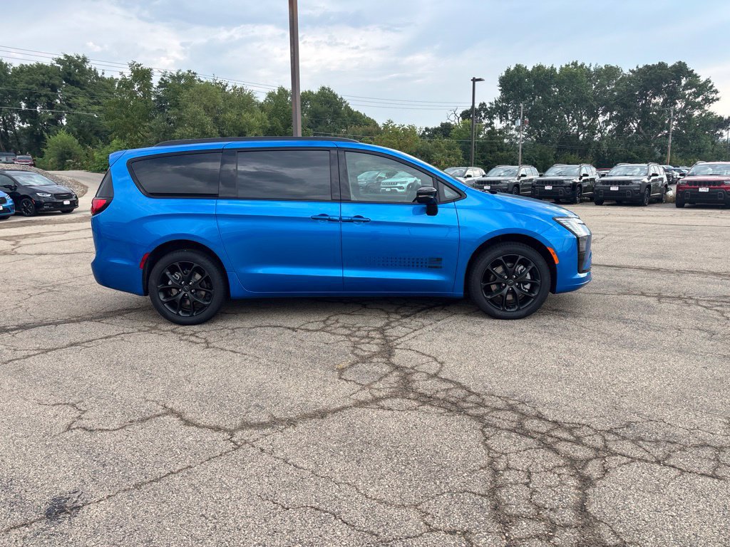New 2027 Chrysler Pacifica Select AWD/4WD image 6