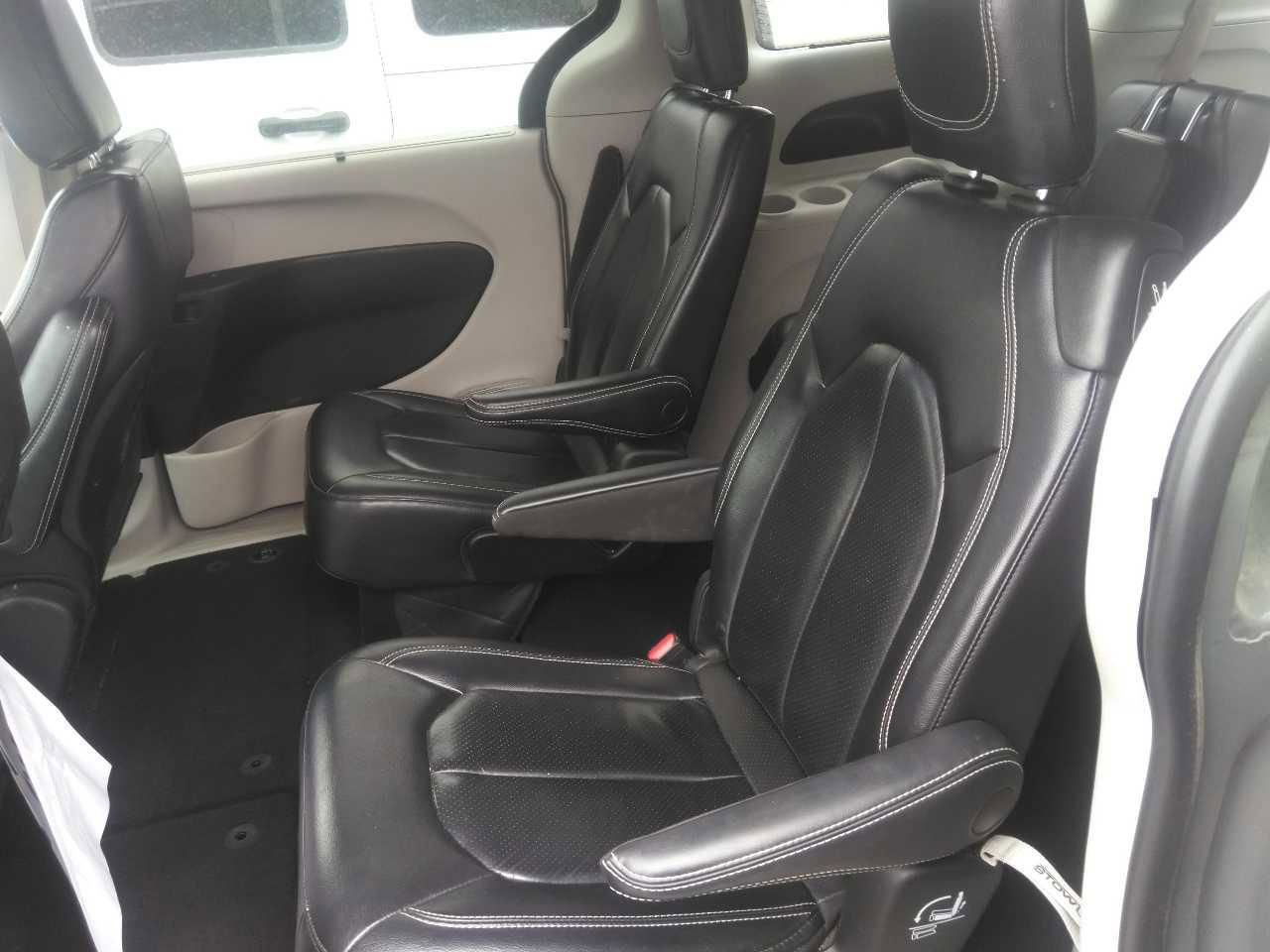 Used 2022 Chrysler Pacifica Touring-L FWD image 4
