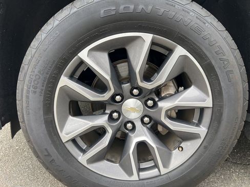 Used 2023 Chevrolet Suburban LT w/ LT Signature Package image 9