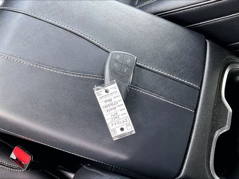 Used 2025 GMC Acadia Elevation w/ Elevation Premium Package image 9