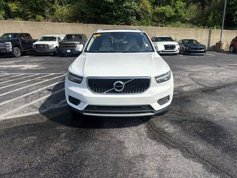 Used 2019 Volvo XC40 T4 Momentum FWD image 2