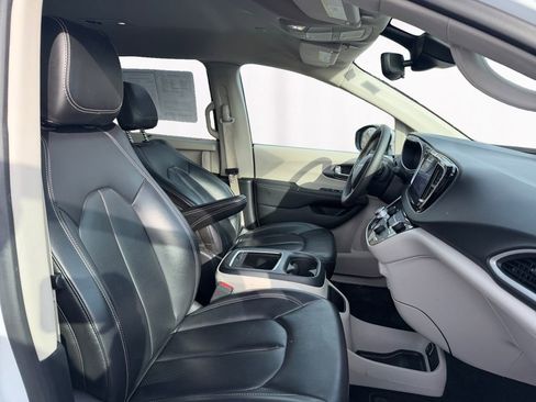 Used 2023 Chrysler Pacifica Touring-L image 15