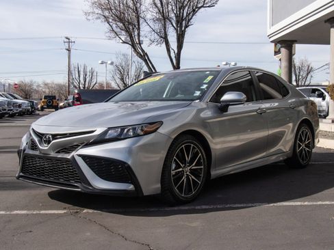 Used 2023 Toyota Camry SE image 3