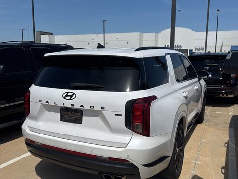 Used 2024 Hyundai Palisade Calligraphy image 3
