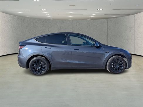 Used 2023 Tesla Model Y Long Range image 2
