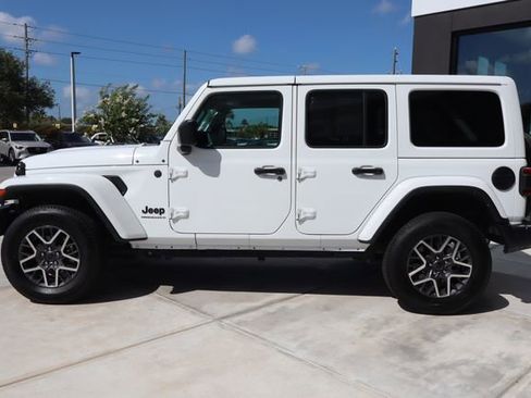 Used 2025 Jeep Wrangler Unlimited Sahara AWD/4WD image 7