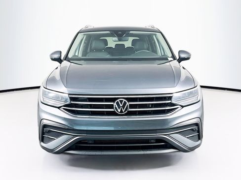 Used 2023 Volkswagen Tiguan SE w/ Panoramic Sunroof Package FWD image 2