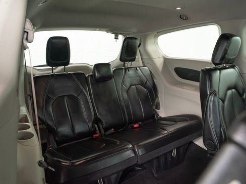 Used 2024 Chrysler Pacifica Touring-L FWD image 20