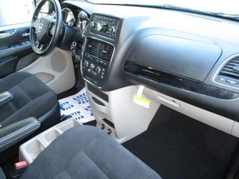 Used 2016 Dodge Grand Caravan SE image 17