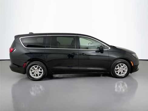 Used 2022 Chrysler Voyager LX image 17