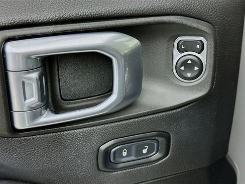 Used 2021 Jeep Wrangler Unlimited Sahara image 18