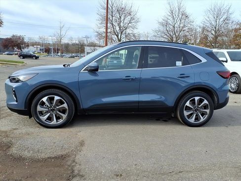 Used 2023 Ford Escape Platinum image 2