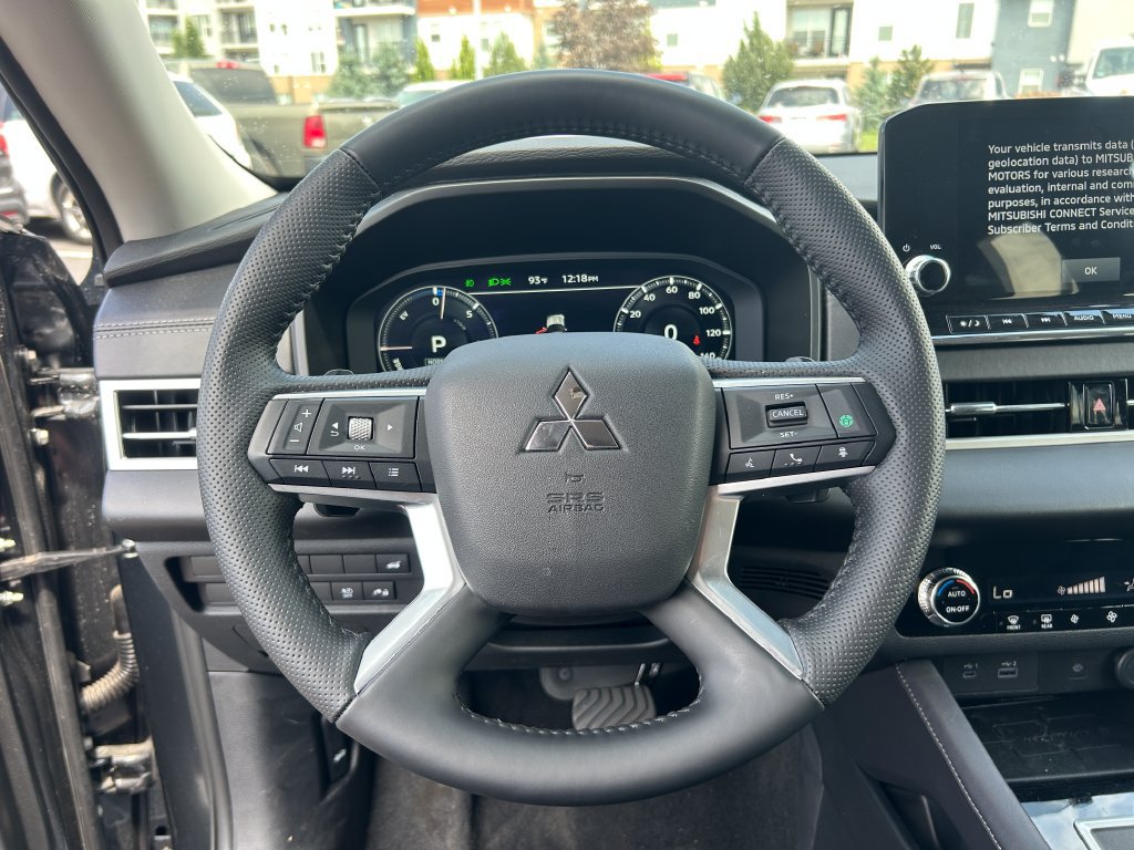 Used 2025 Mitsubishi Outlander 4WD Plug-In Hybrid image 24