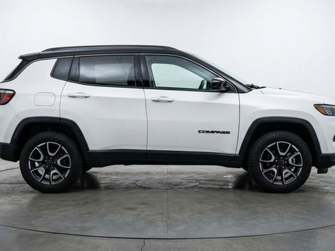 Used 2025 Jeep Compass Trailhawk AWD/4WD image 11