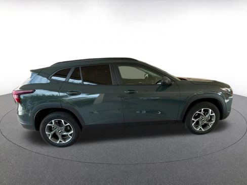 Used 2025 Chevrolet Trax LT w/ LT Convenience Package image 16